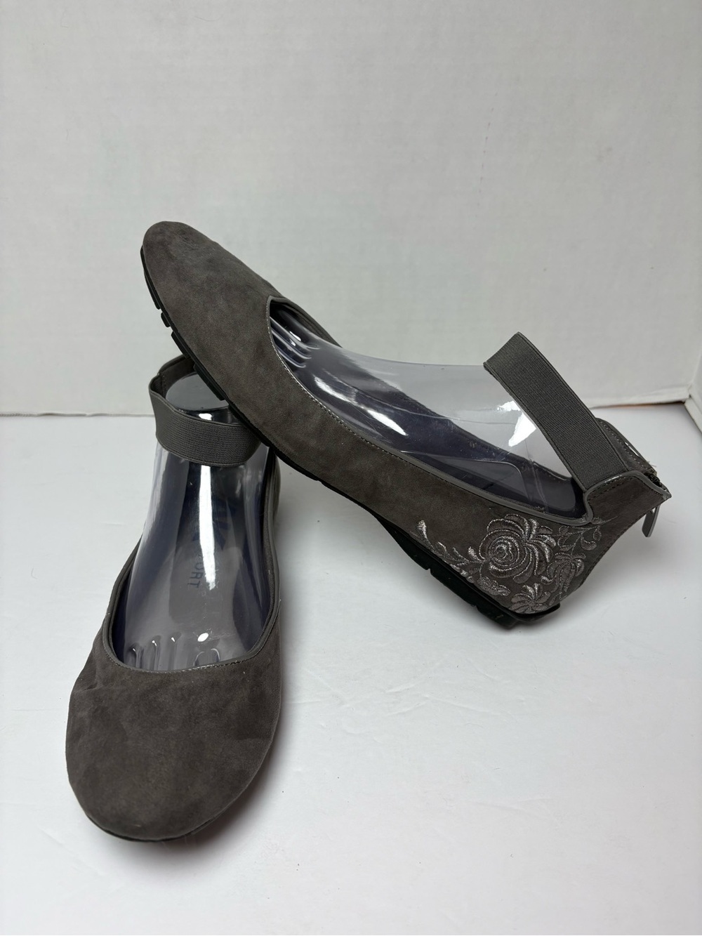 Anne Klein Sport Gray Otherwaye Fabric Ballet Flats Floral Embroidery Size 9.5M